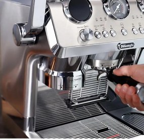 Еспресо машина DeLonghi EC9885.M La Specialista Maestro, 1450W, 19 bar, 2.5 л, 5 темп, 15 нива на смилане, Thermoblock, My LatteArt, LatteCrema, Сребрист