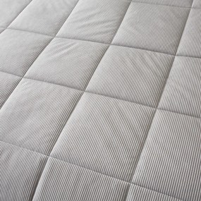 Светлосива ватирана микро плюшена покривка за двойно легло 200x220 cm Cosy Cord - Catherine Lansfield