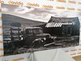 Картина на платно – Автомобил в живописна природа в черно-бяло