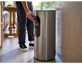 Кошче за боклук с педал от неръждаема стомана в блестящо сребрист цвят 30 l Arc – Joseph Joseph