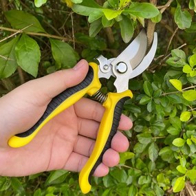 Градински ножици за рязане на растения