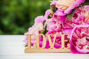 Фототапет – Божури с надпис Love