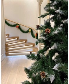 Красива коледна елха, украсена със сняг и шишарки 150 см