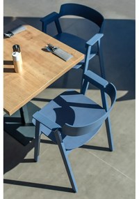 Син трапезен стол с подлакътници от масивен дъб Flip – Gazzda