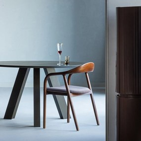 Кафяв трапезен стол с подлакътници от масивен бук Bran – WOOOD