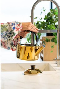 Лъскаво златист чайник от неръждаема стомана 1,5 l Diamante – Vialli Design