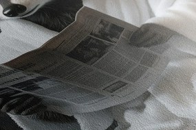 Картина на платно – Миеща мечка с вестници в тоалетната