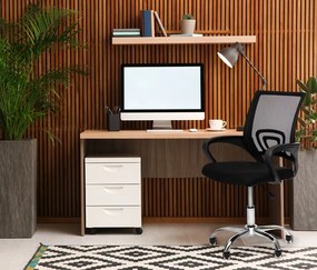 Ергономичен офис стол в черно с метална основа